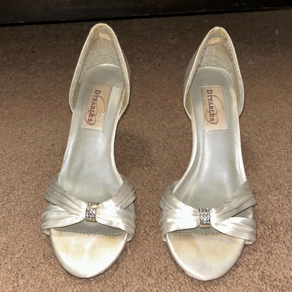 Dyeable satin pump